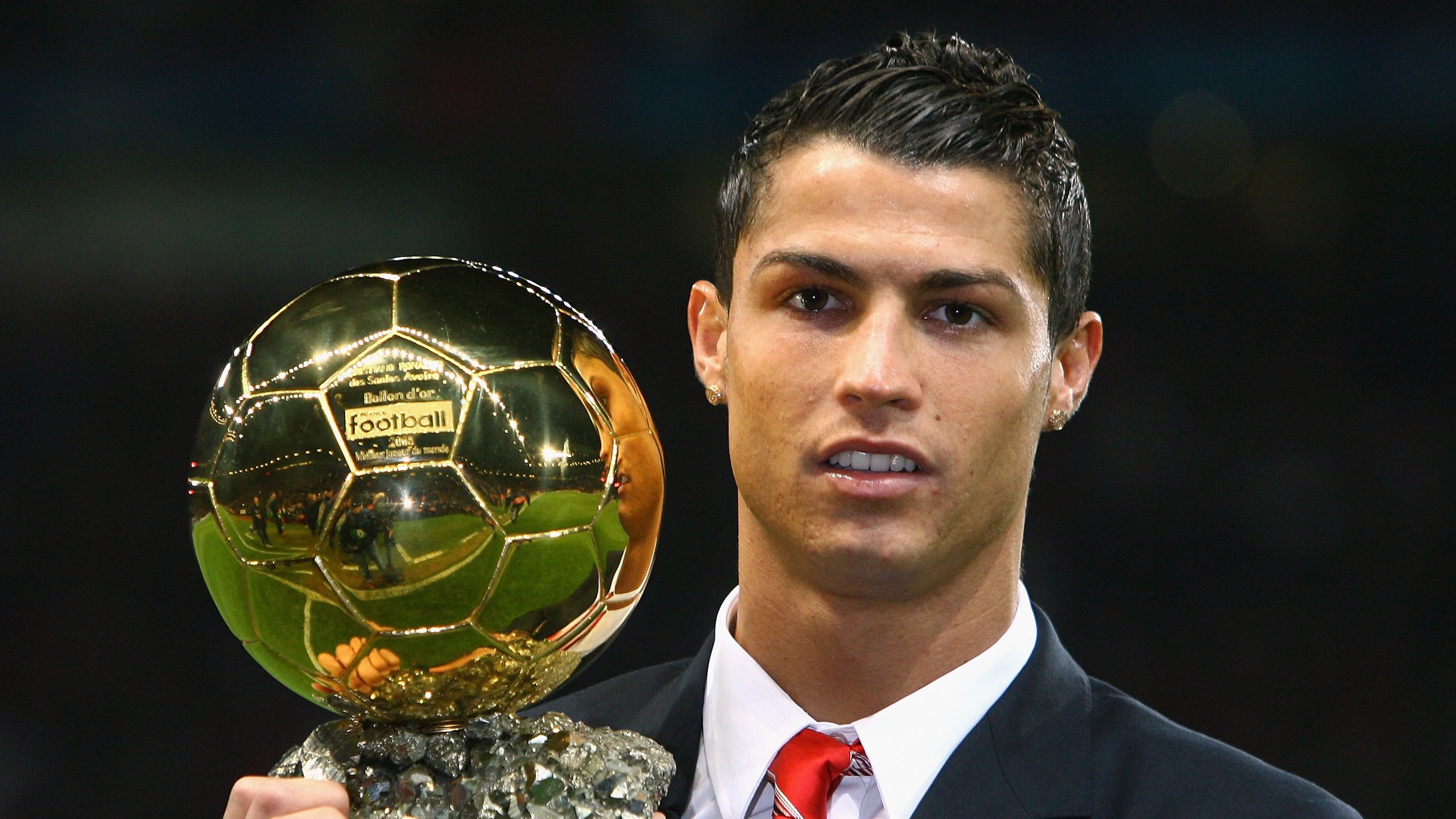 开云体育移动版-国际视角：海外联赛在中国市场的版权授权与合作机会，境外赛事裁判